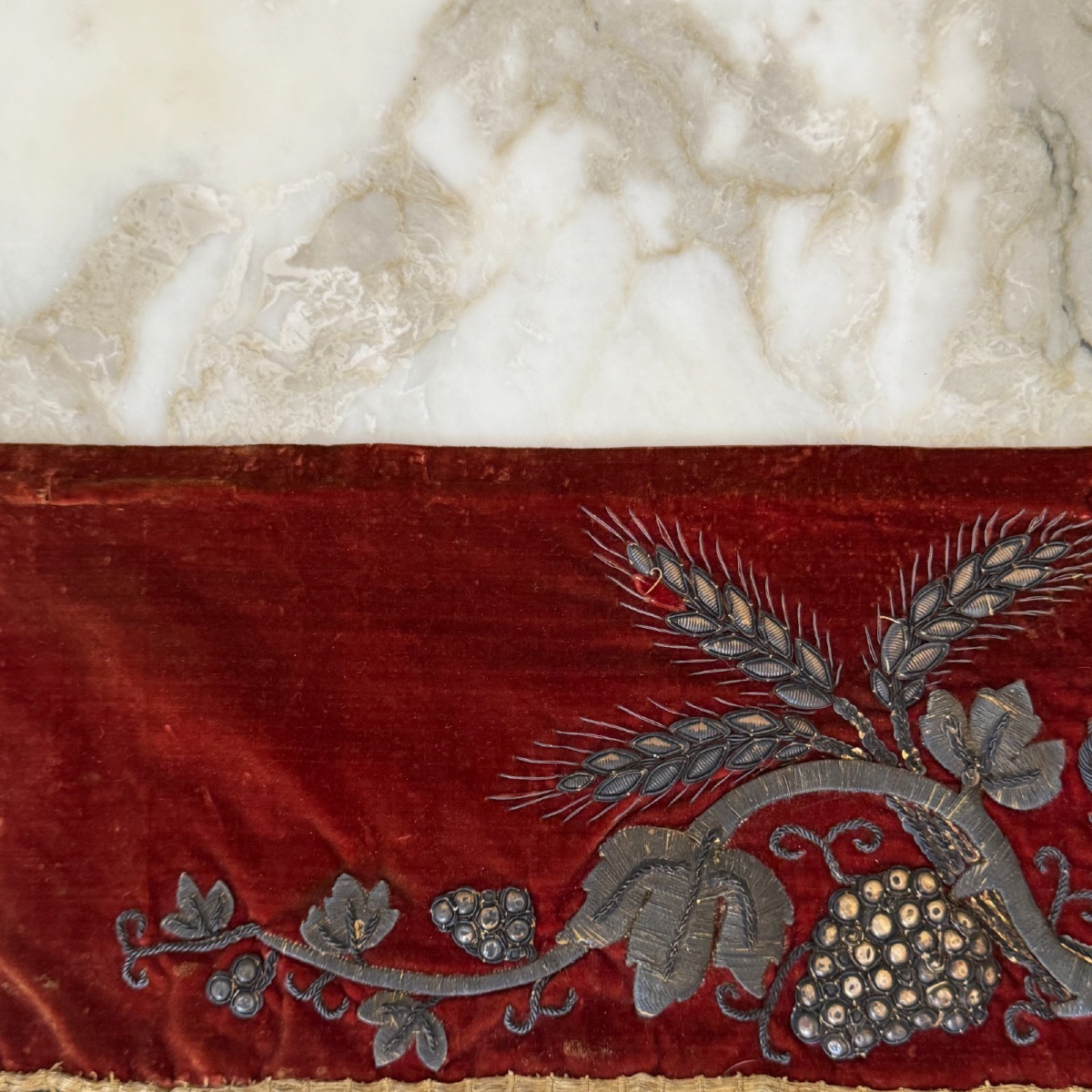 Ancien antependium sacré-cœur en velours rouge brodé argent XIXe-photo-2