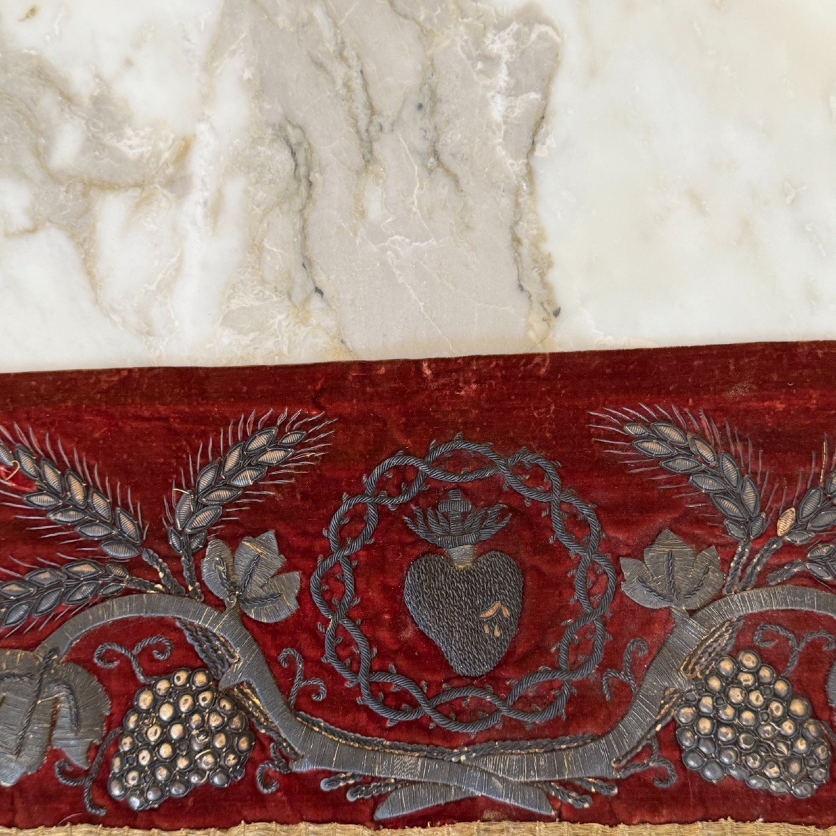 Ancien antependium sacré-cœur en velours rouge brodé argent XIXe-photo-3