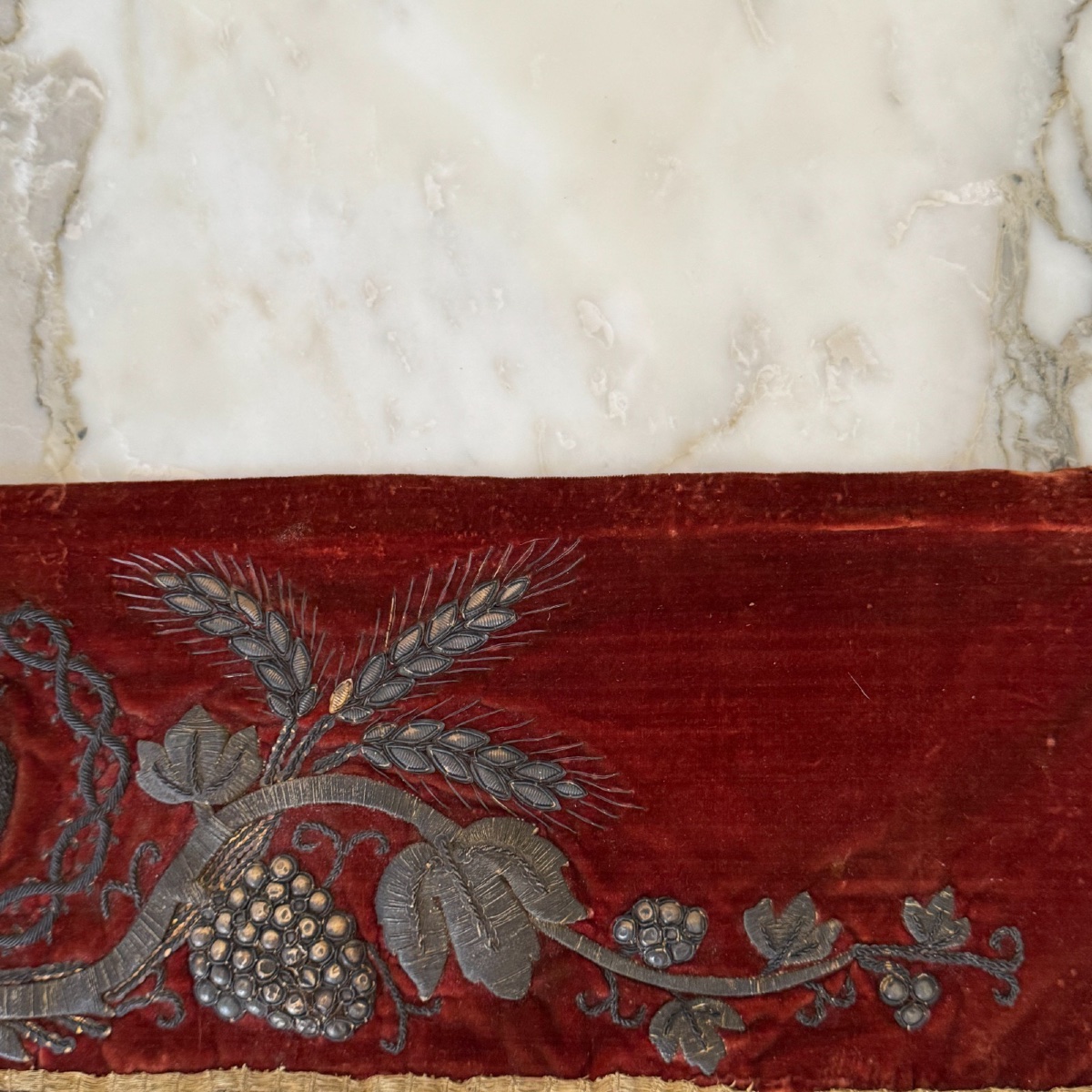 Ancien antependium sacré-cœur en velours rouge brodé argent XIXe-photo-4