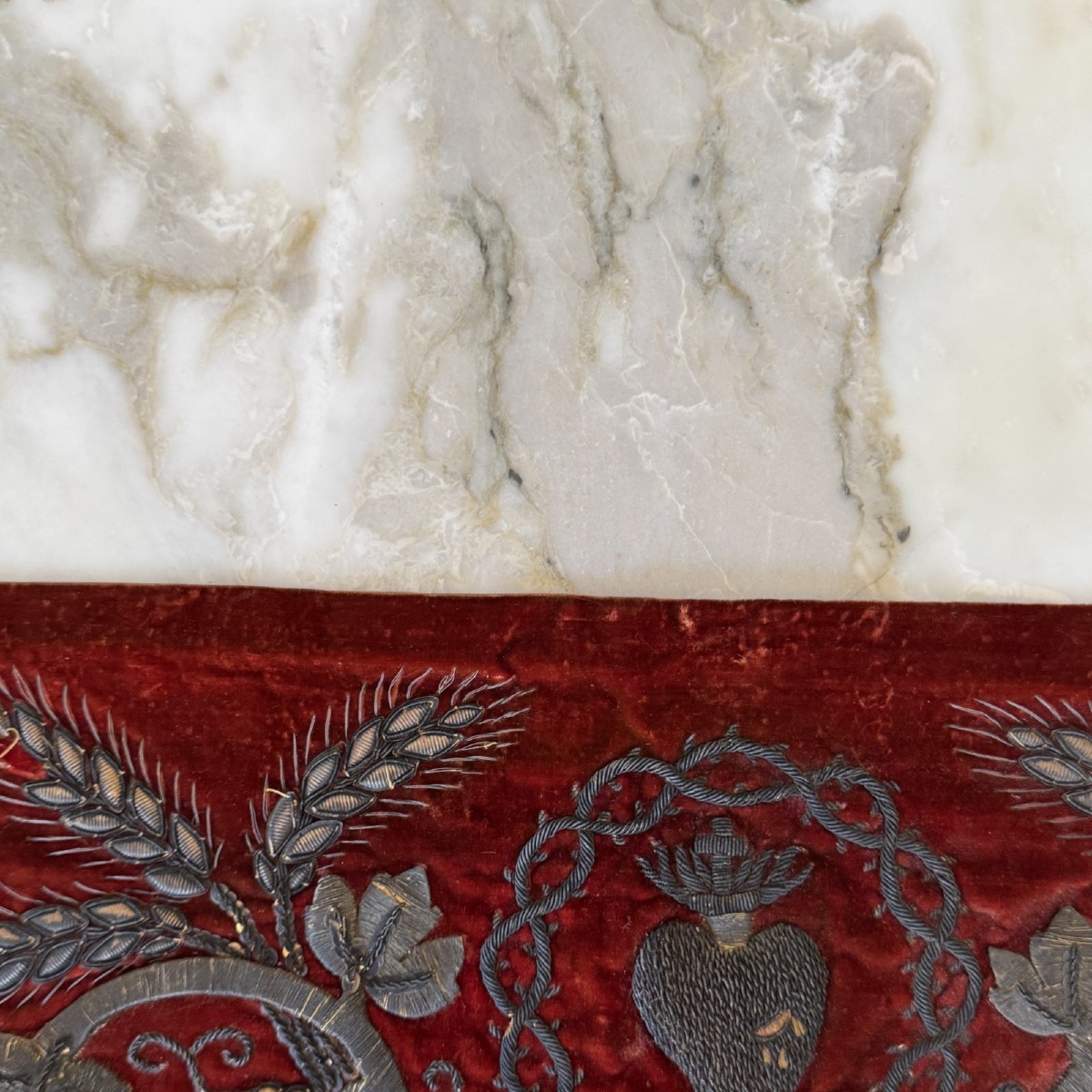 Ancien antependium sacré-cœur en velours rouge brodé argent XIXe-photo-1