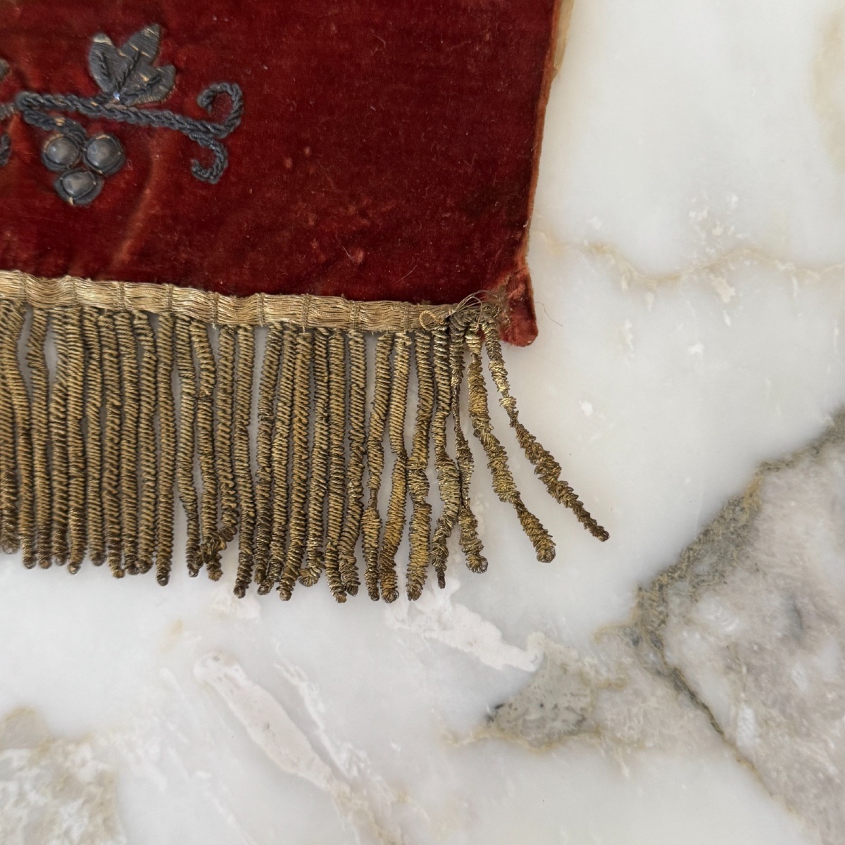 Ancien antependium sacré-cœur en velours rouge brodé argent XIXe-photo-5