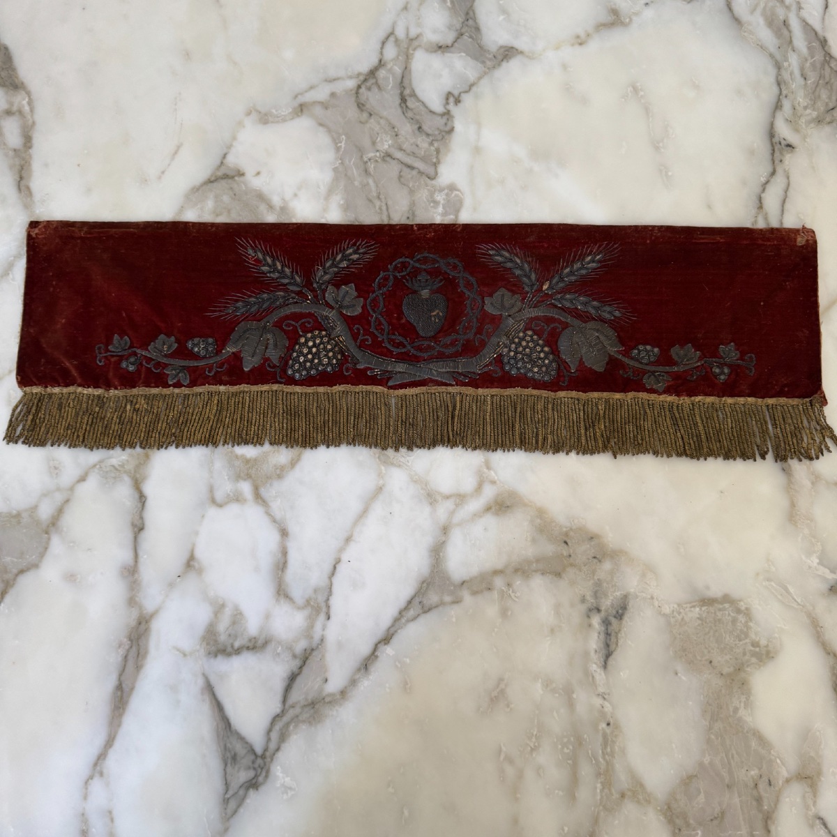 Ancien antependium sacré-cœur en velours rouge brodé argent XIXe