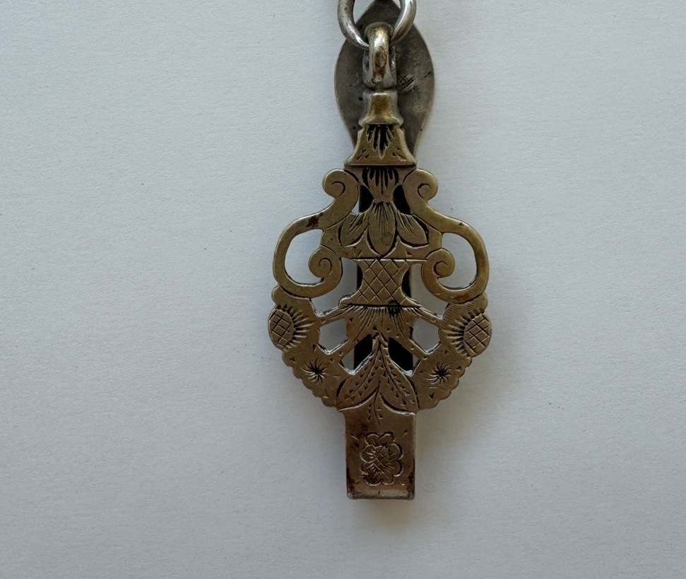 Antique Silver Chatelaine Hook With Openwork And Engraved Decoration-photo-2