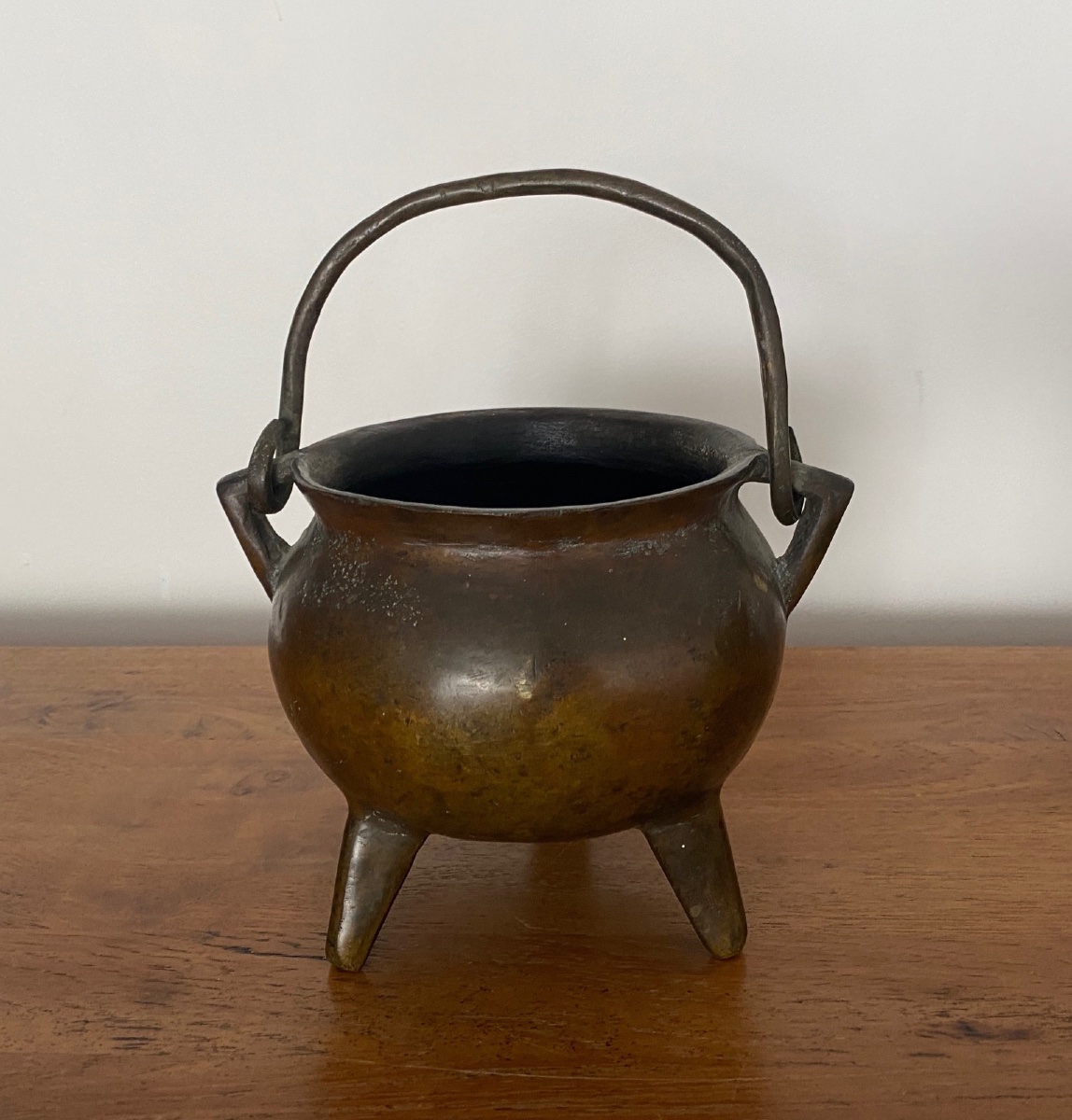 Marmite tripode en bronze munie d'une anse XVIe -photo-3