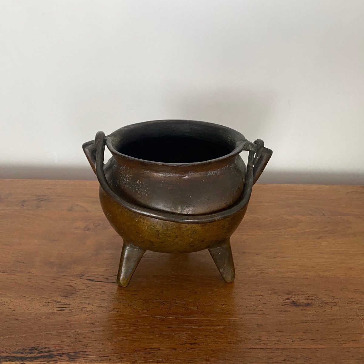 Marmite tripode en bronze munie d'une anse XVIe -photo-4