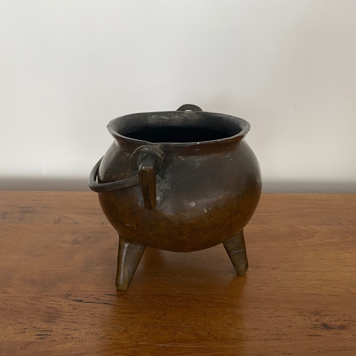 Marmite tripode en bronze munie d'une anse XVIe -photo-1