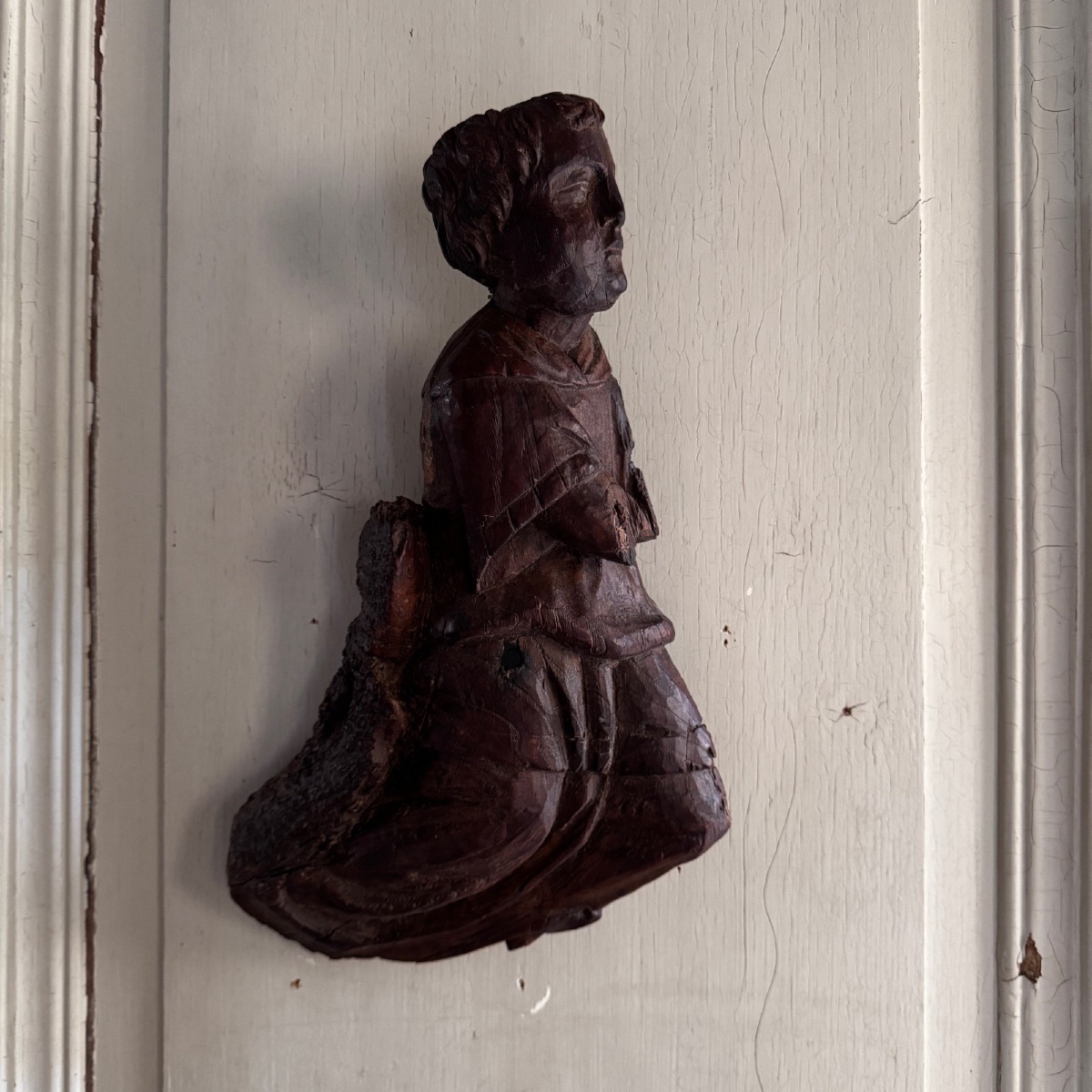 Paire d'anges en prière en bois sculpté XVIIe -photo-4