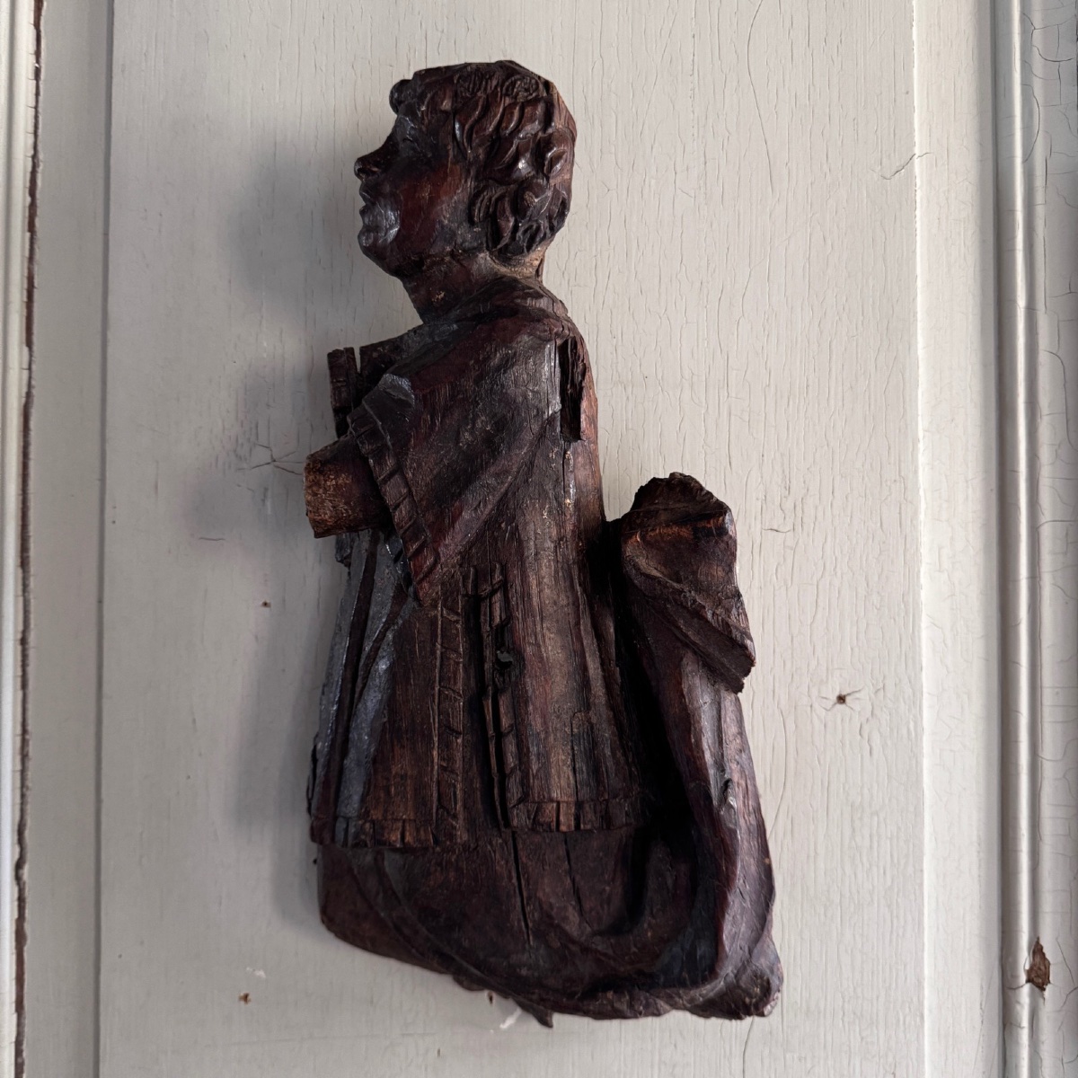 Paire d'anges en prière en bois sculpté XVIIe -photo-1