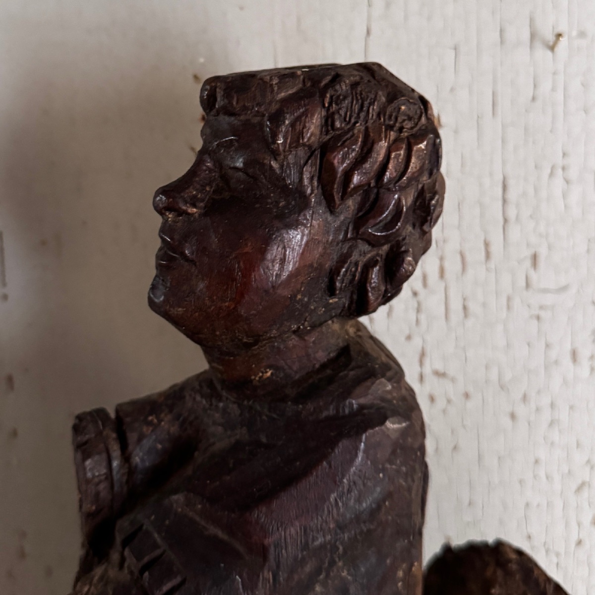 Paire d'anges en prière en bois sculpté XVIIe -photo-3