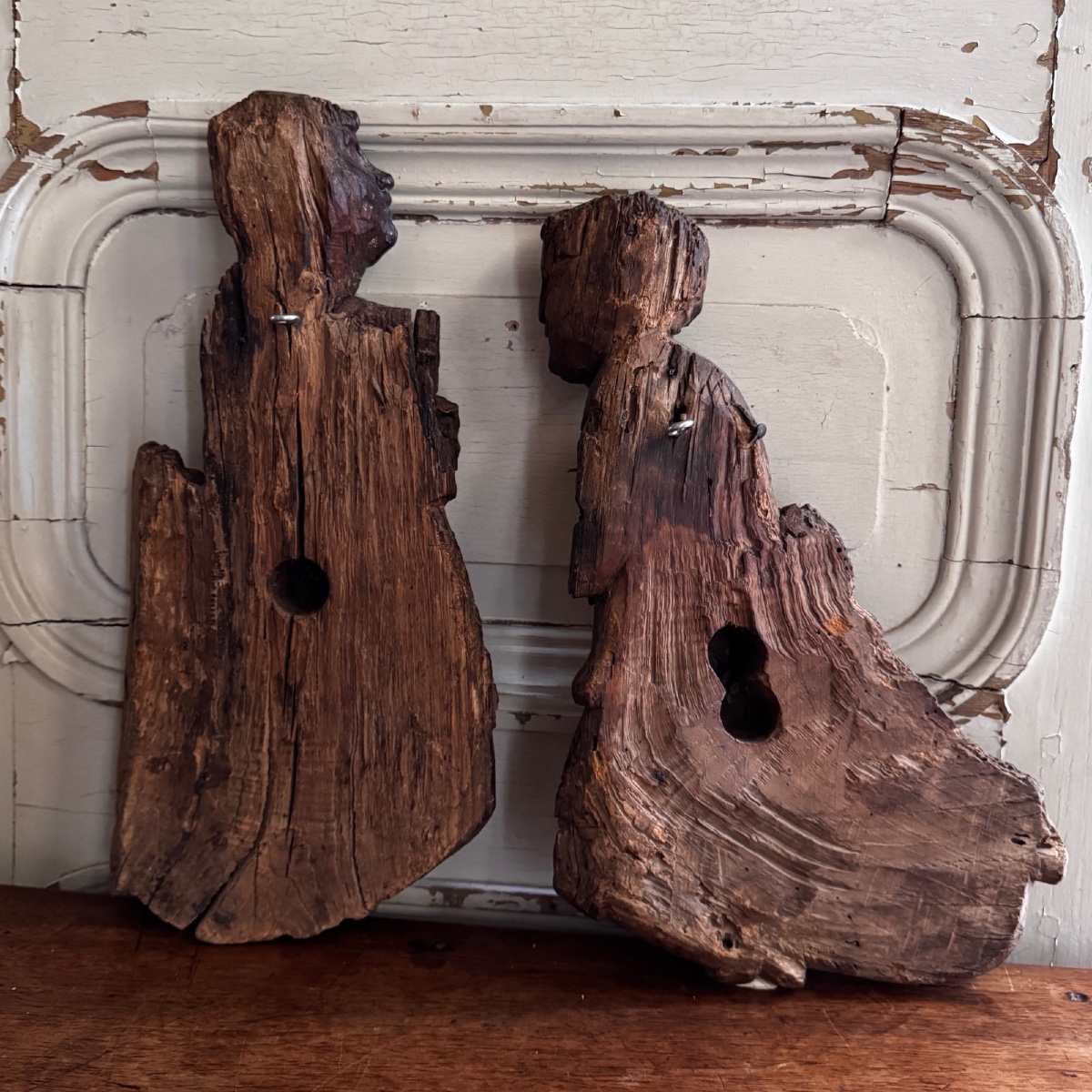 Paire d'anges en prière en bois sculpté XVIIe -photo-4