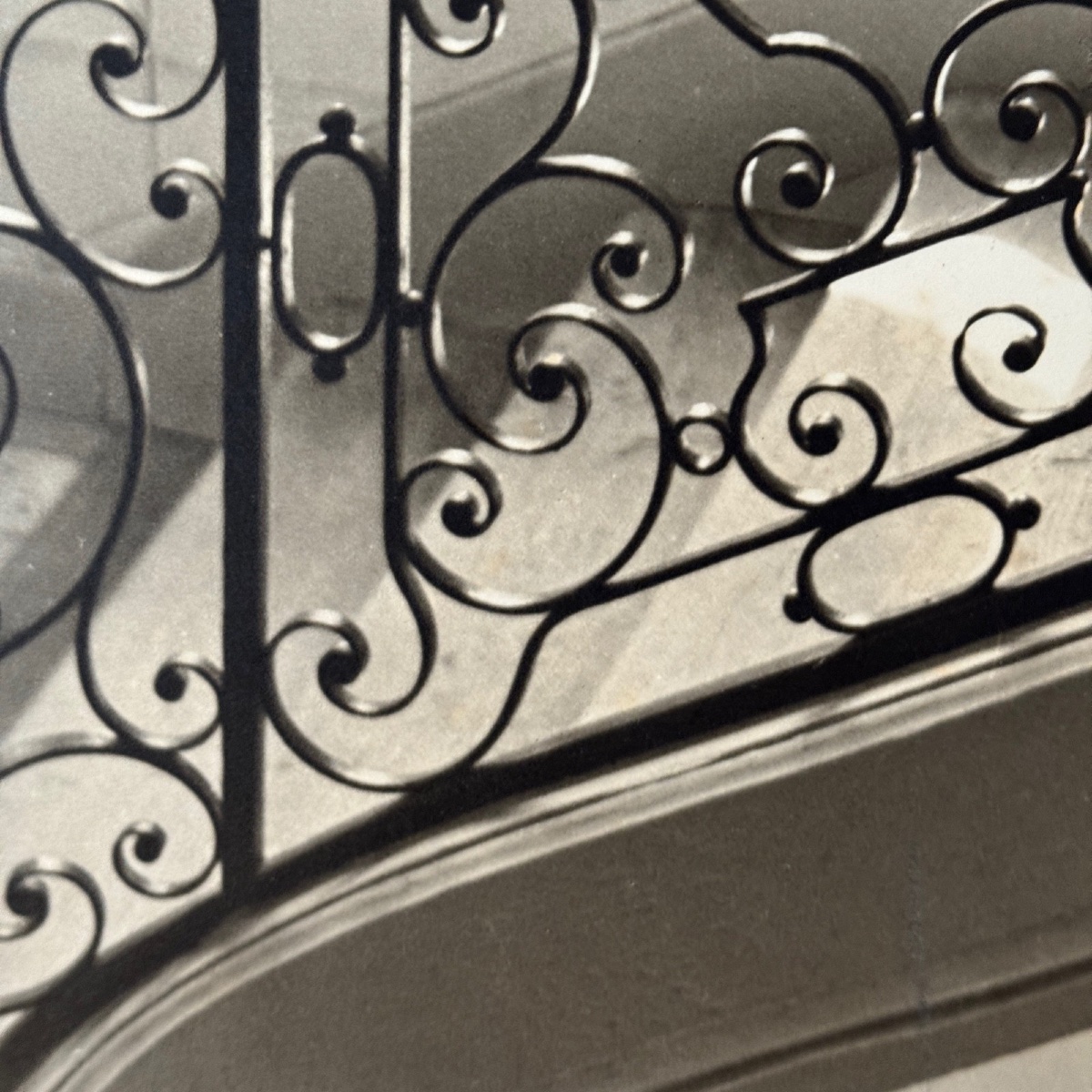 Photographie Bernard Darot XXe représentant un escalier -photo-1