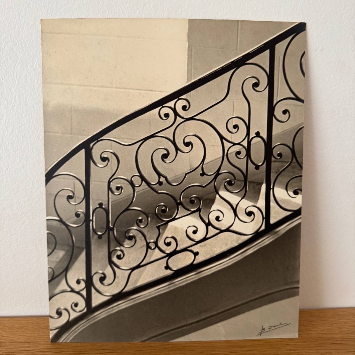 Photographie Bernard Darot XXe représentant un escalier 