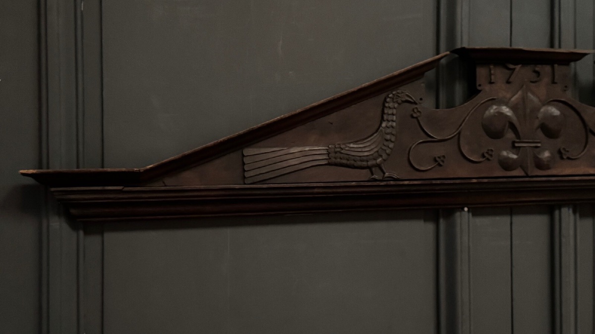 Carved Wooden Pediment From 1751, Decorated With Birds And Lilies -photo-2