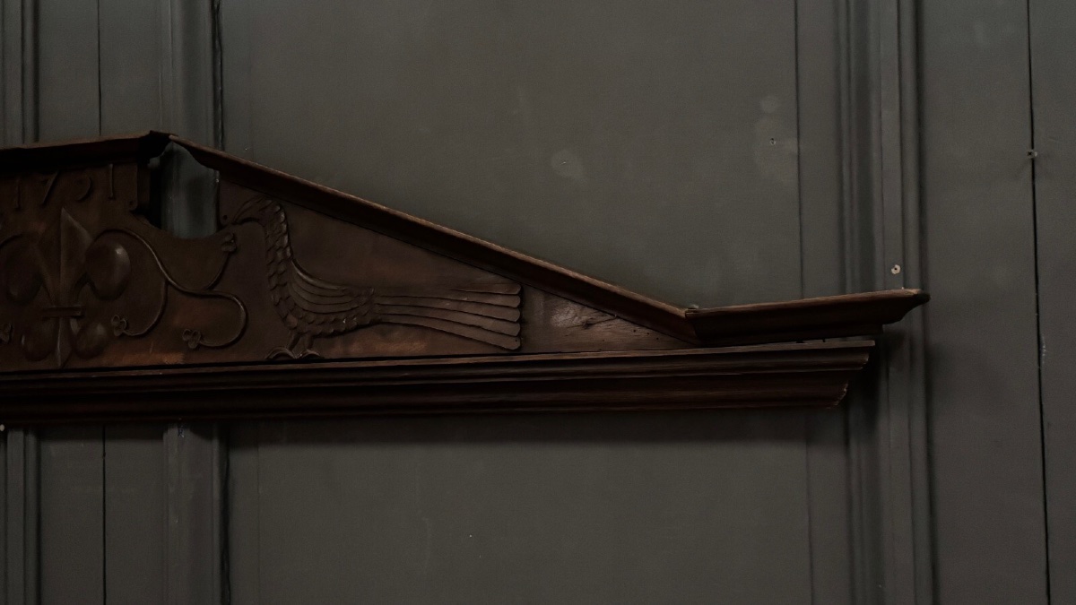 Carved Wooden Pediment From 1751, Decorated With Birds And Lilies -photo-3