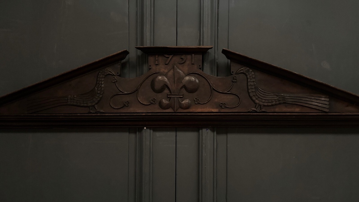 Carved Wooden Pediment From 1751, Decorated With Birds And Lilies -photo-4