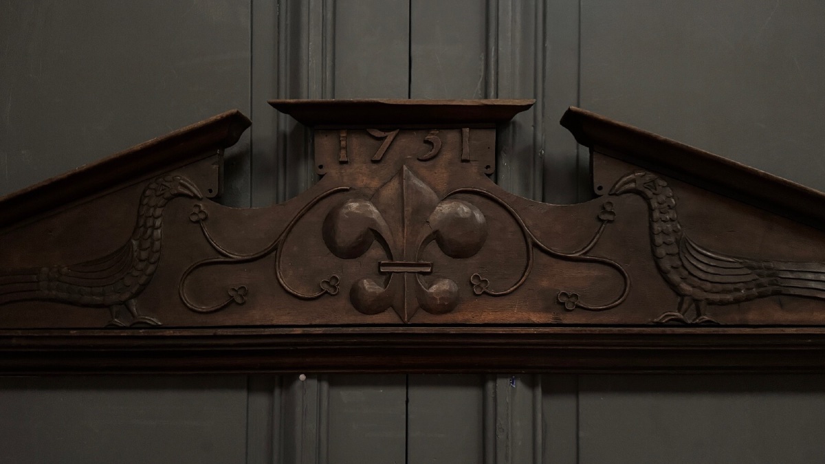 Carved Wooden Pediment From 1751, Decorated With Birds And Lilies -photo-1