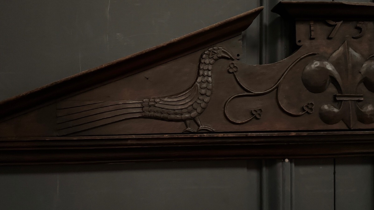 Carved Wooden Pediment From 1751, Decorated With Birds And Lilies -photo-2