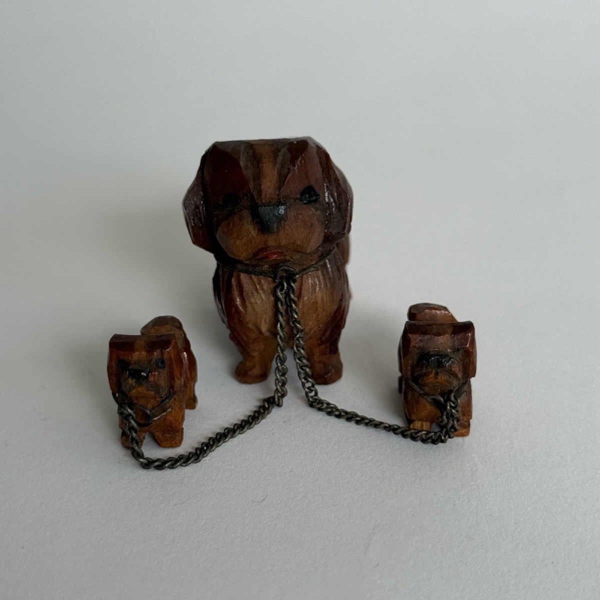 Famille de chiens miniatures pékinois en bois sculpté -photo-2