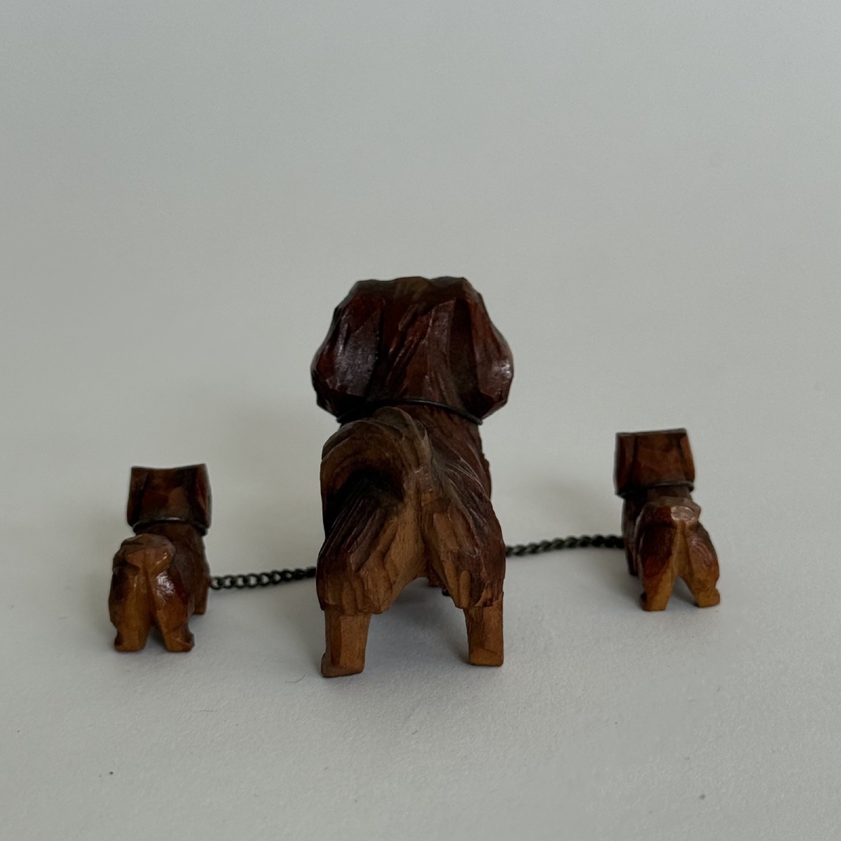 Famille de chiens miniatures pékinois en bois sculpté -photo-1