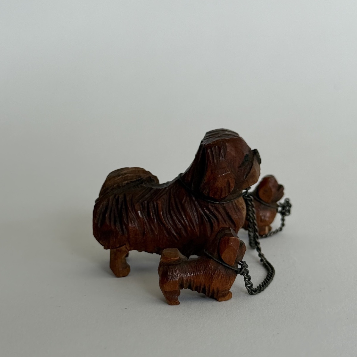 Famille de chiens miniatures pékinois en bois sculpté -photo-2