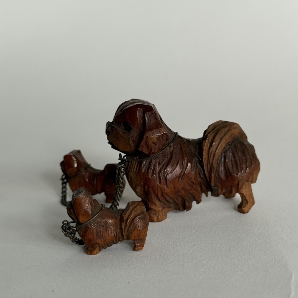 Famille de chiens miniatures pékinois en bois sculpté 
