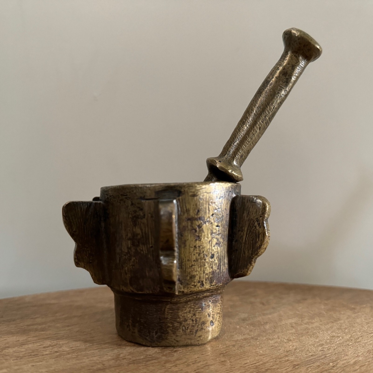 17th-century Finned Mortar And Pestle Made Of Bronze -photo-2
