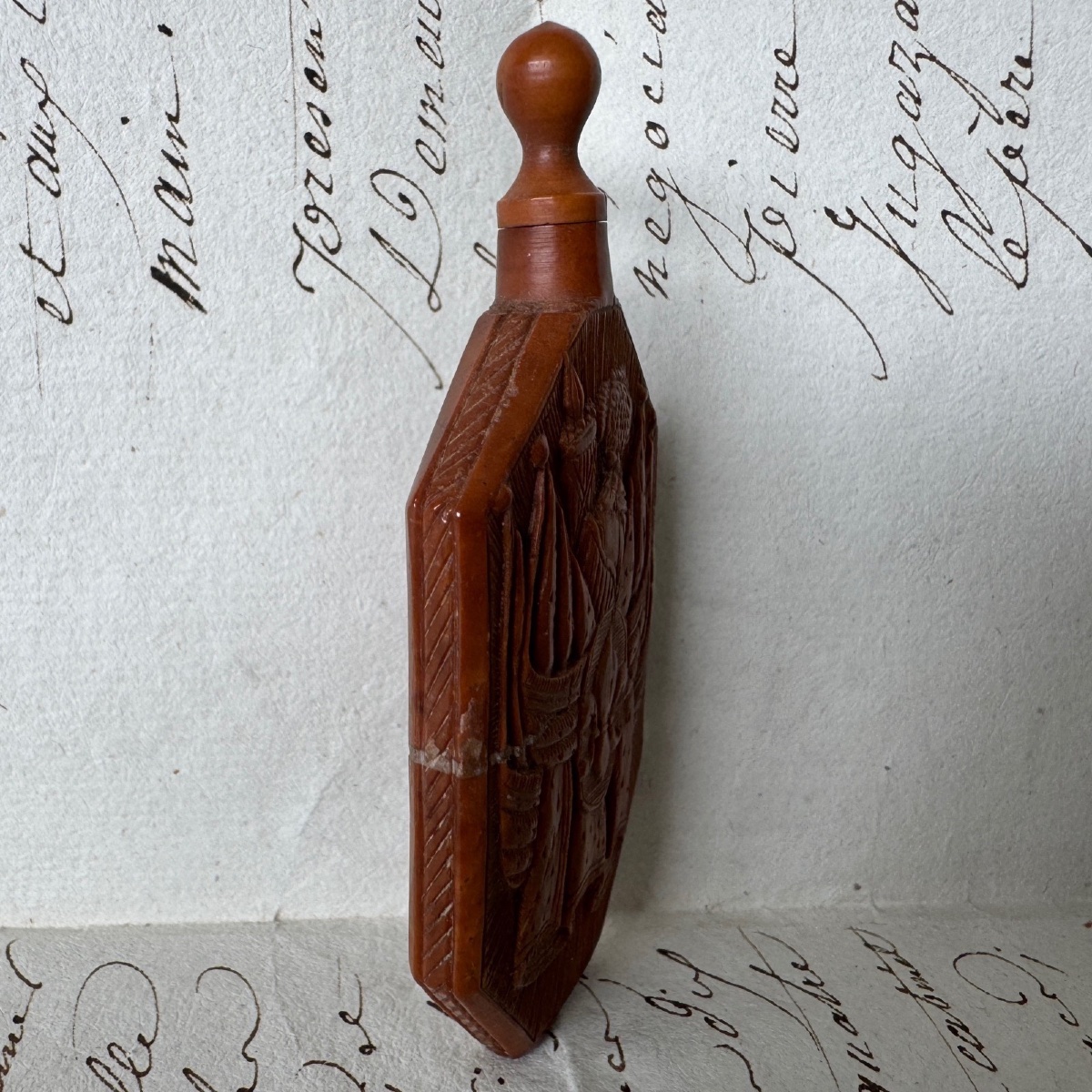 Corozo Snuff Bottle With Royalist Design Featuring A Fleur-de-lis In The Folk Art Style -photo-3