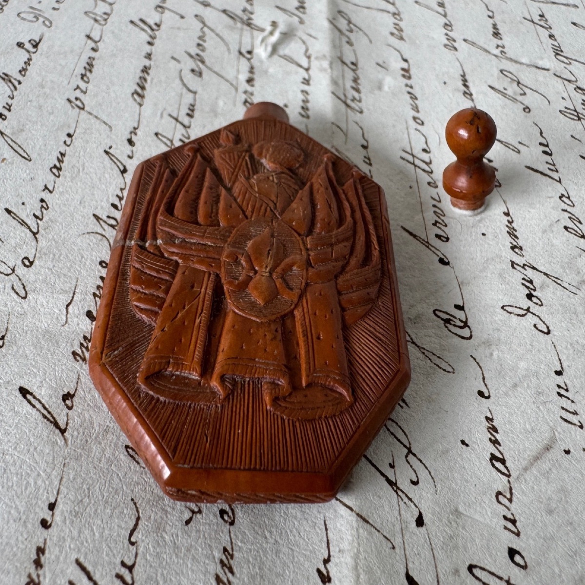 Corozo Snuff Bottle With Royalist Design Featuring A Fleur-de-lis In The Folk Art Style -photo-3