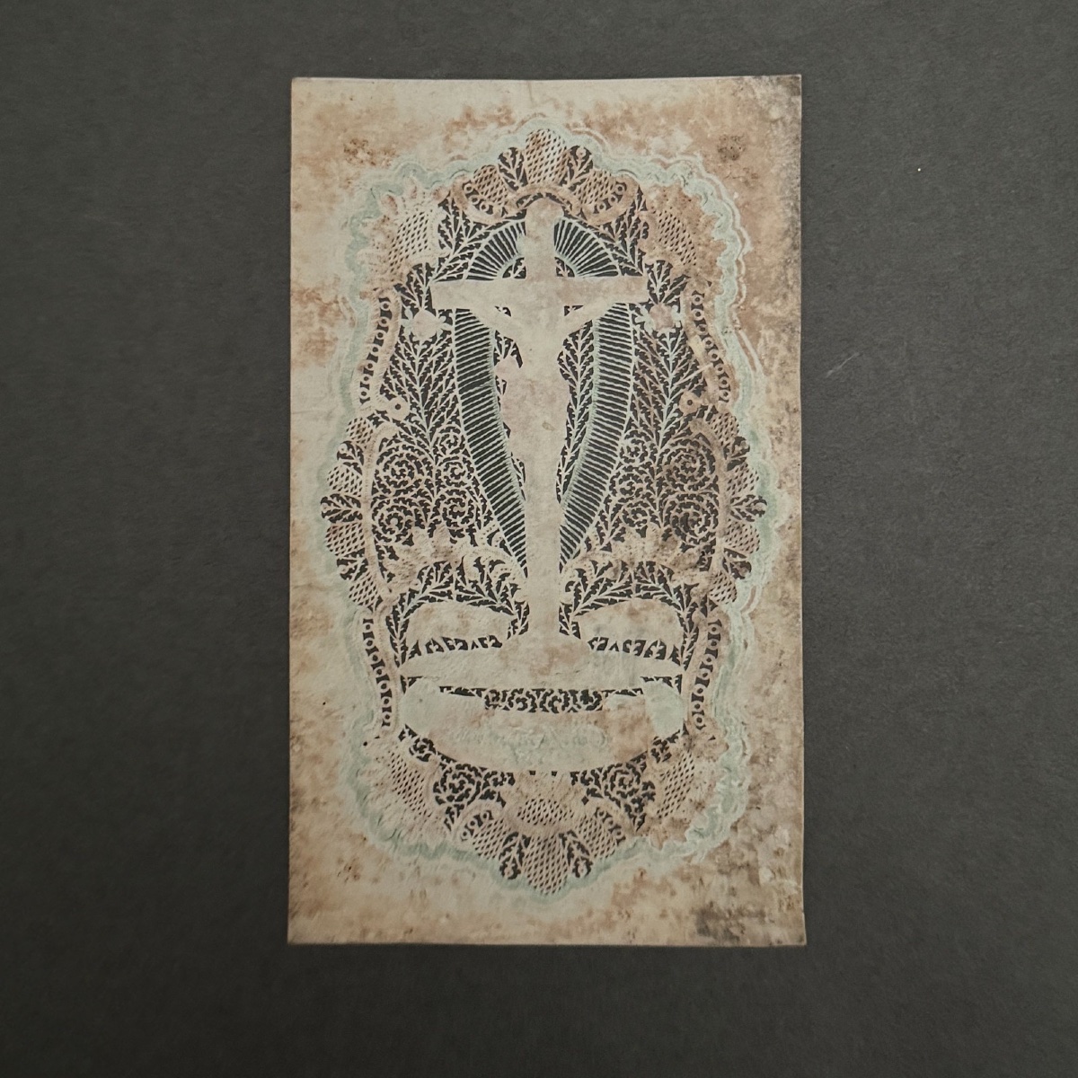 Canivet XVIIIe représentant le Christ en croix travail de dentelle-photo-2