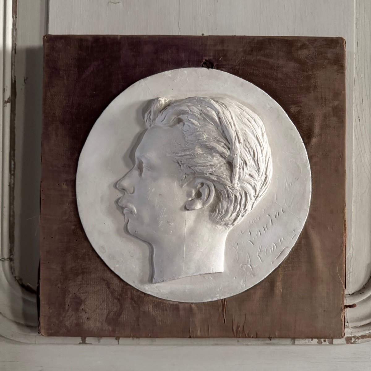 Bas-relief en plâtre d'un homme à moustache du XIXe cadre en velours -photo-2