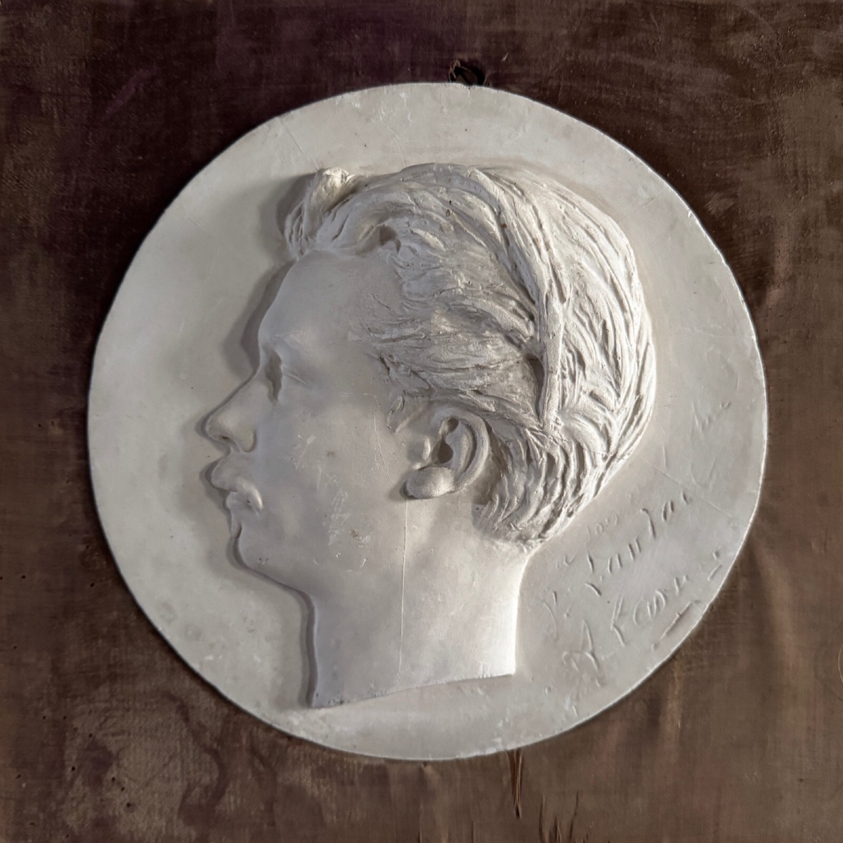 Bas-relief en plâtre d'un homme à moustache du XIXe cadre en velours -photo-3