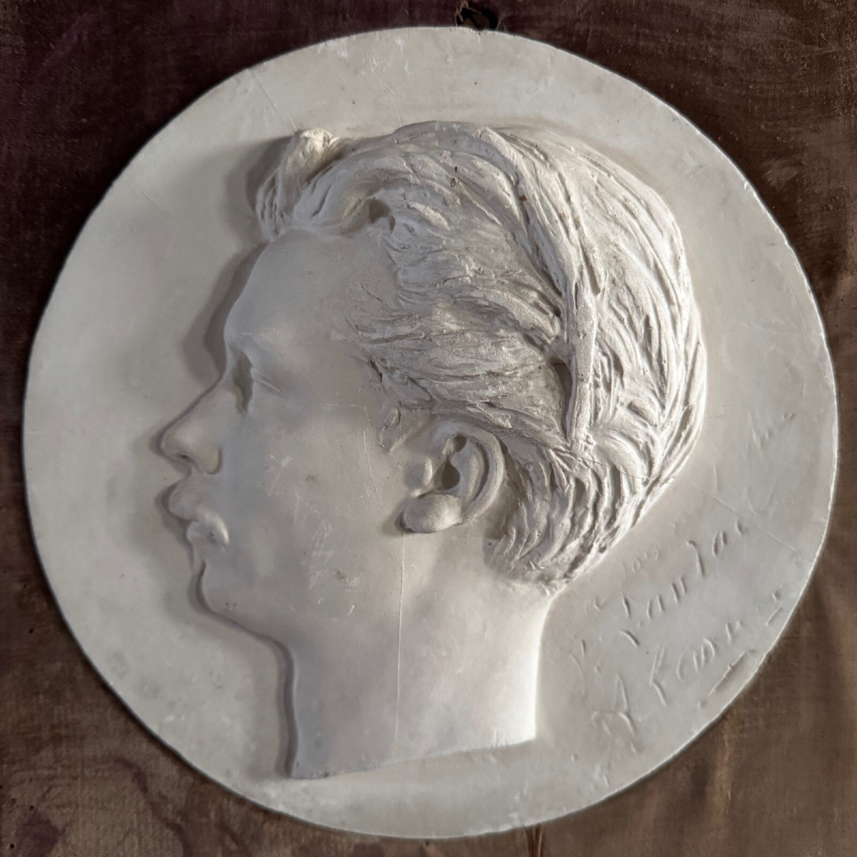 Bas-relief en plâtre d'un homme à moustache du XIXe cadre en velours -photo-4