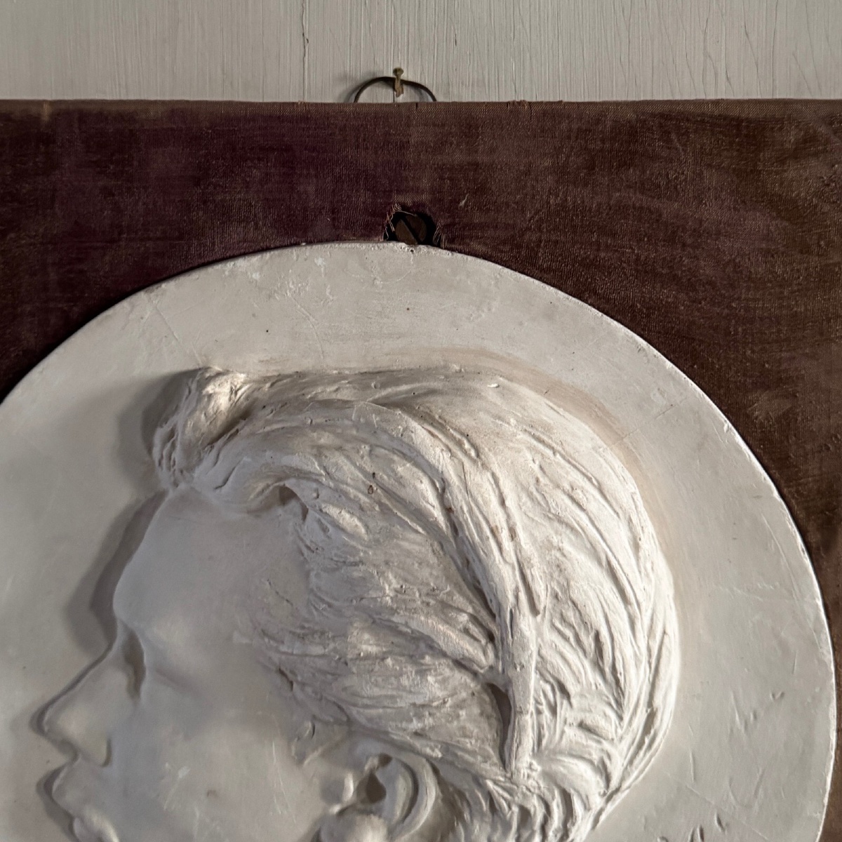 Bas-relief en plâtre d'un homme à moustache du XIXe cadre en velours -photo-1