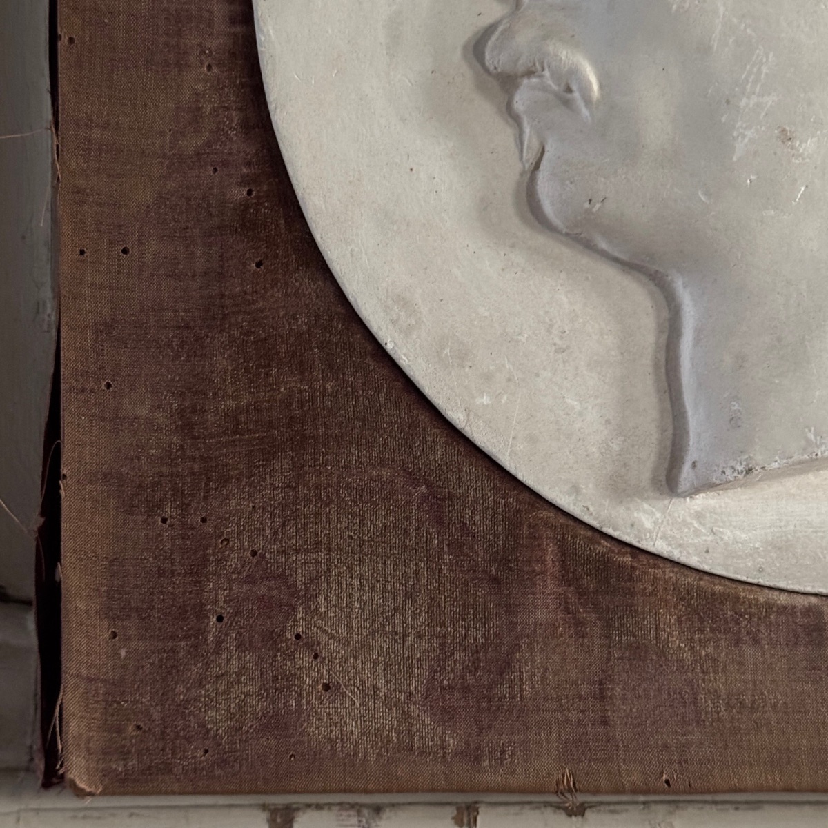 Bas-relief en plâtre d'un homme à moustache du XIXe cadre en velours -photo-2