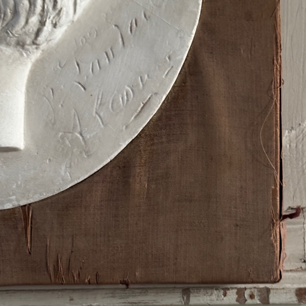 Bas-relief en plâtre d'un homme à moustache du XIXe cadre en velours -photo-3