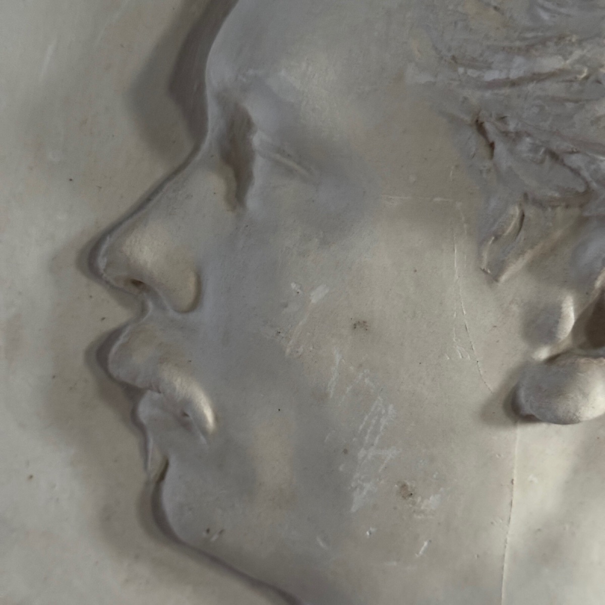 Bas-relief en plâtre d'un homme à moustache du XIXe cadre en velours -photo-4