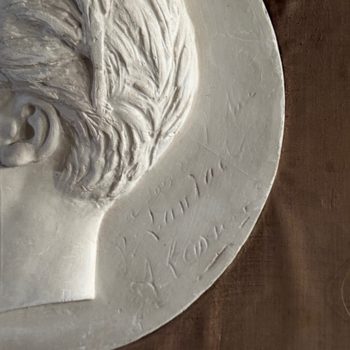 Bas-relief en plâtre d'un homme à moustache du XIXe cadre en velours -photo-6