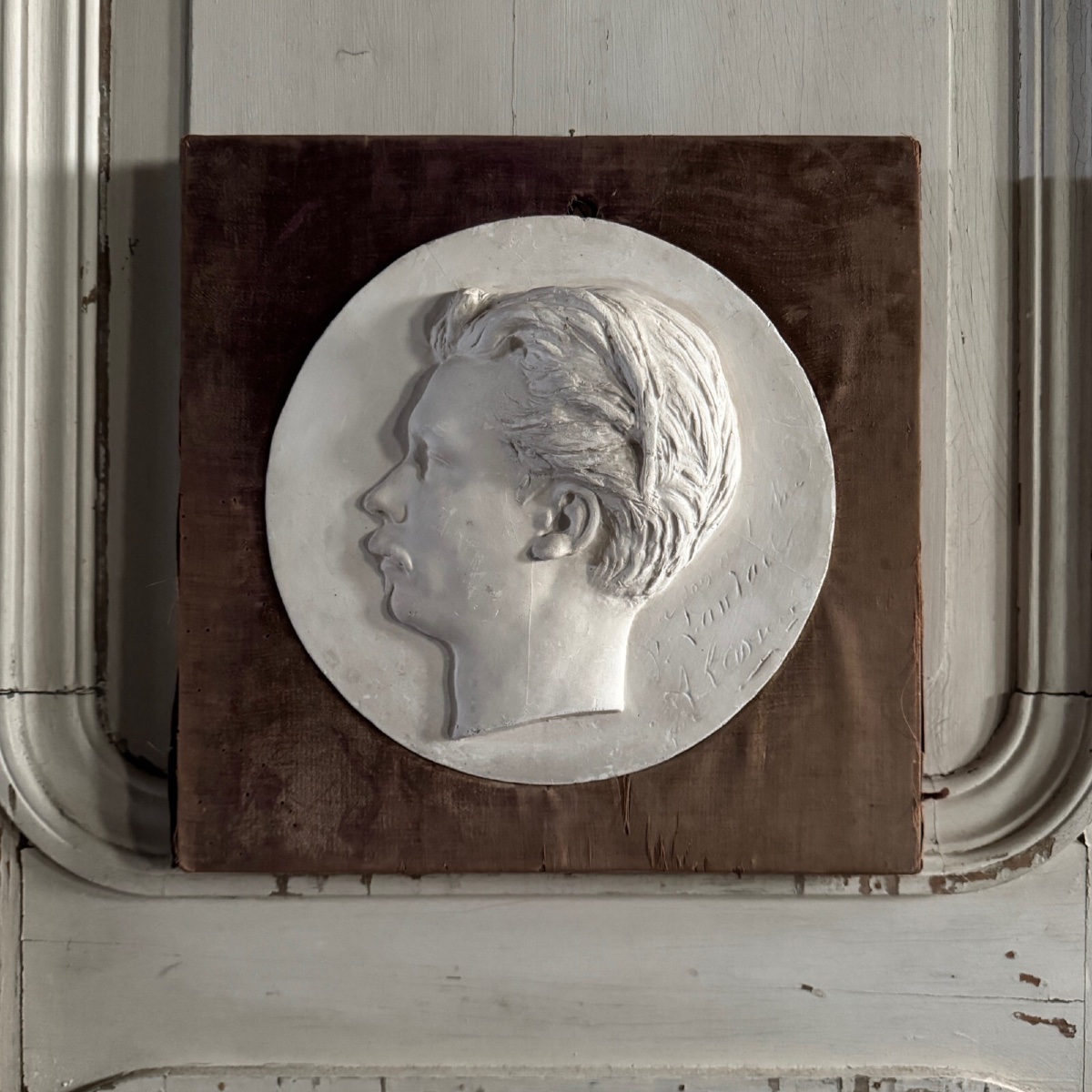 Bas-relief en plâtre d'un homme à moustache du XIXe cadre en velours 