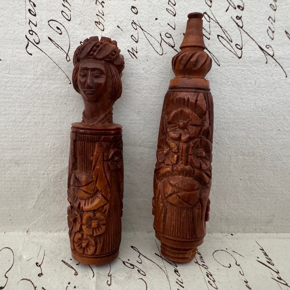 Étui à aiguilles en corozo décoré d'un visage et d'un décor floral XIXe 