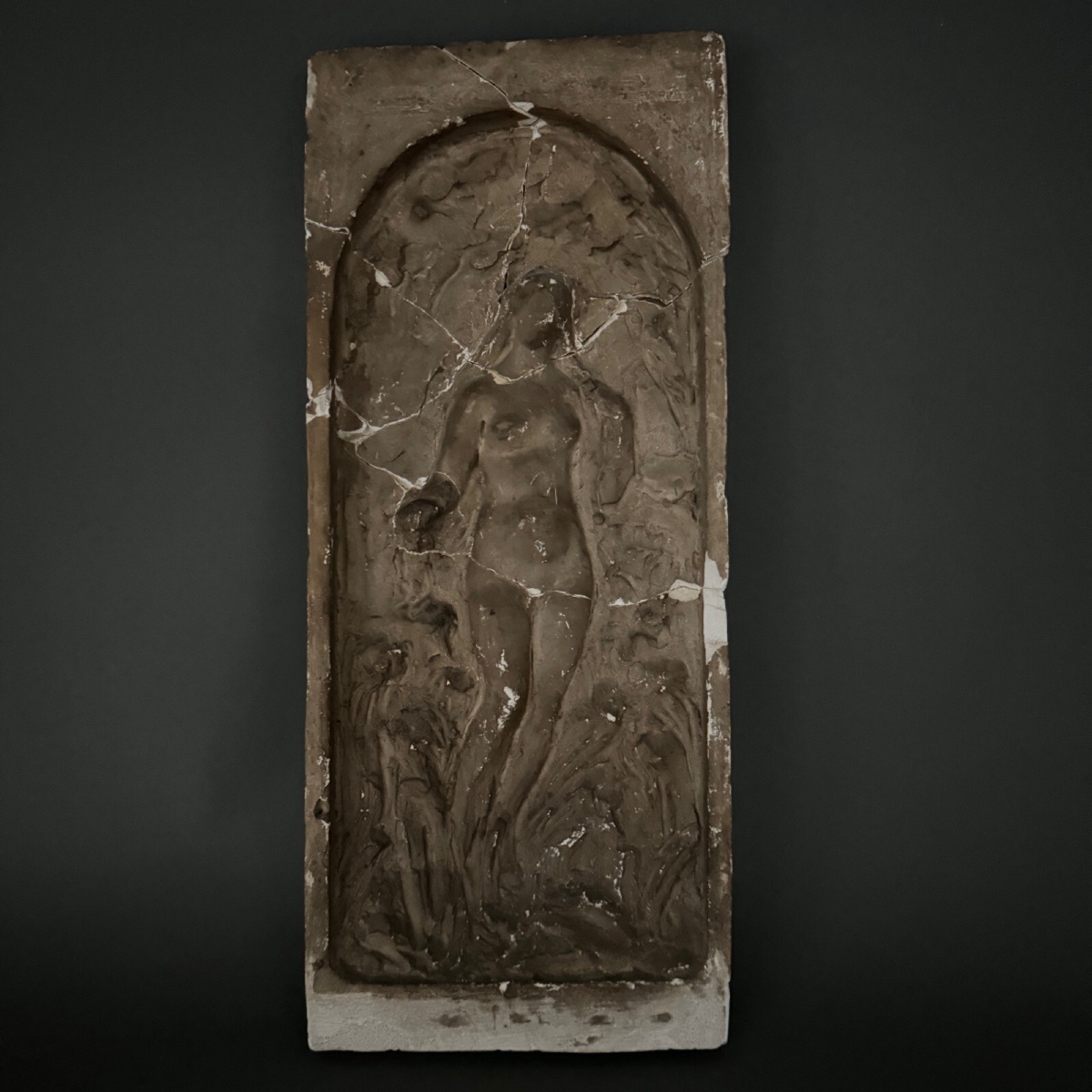 Bas-relief d'atelier en plâtre Charles Filleul représentant une nymphe 