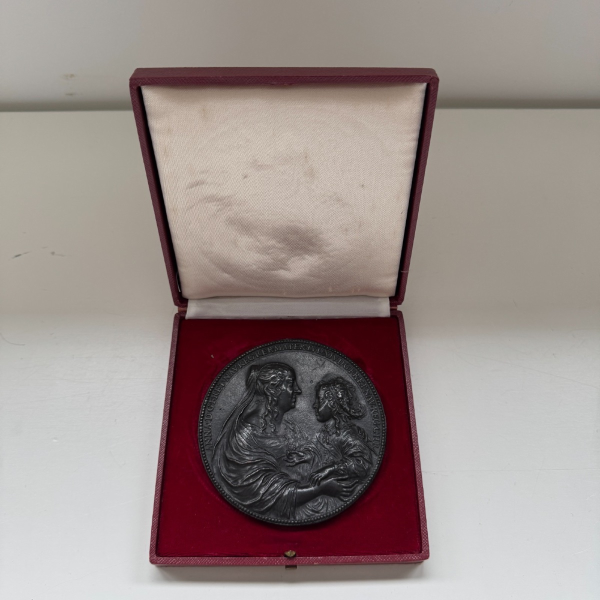 Médaille Anne d'Autriche et Louis XIV enfant par Jean Warin Le Val de Grâce -photo-7