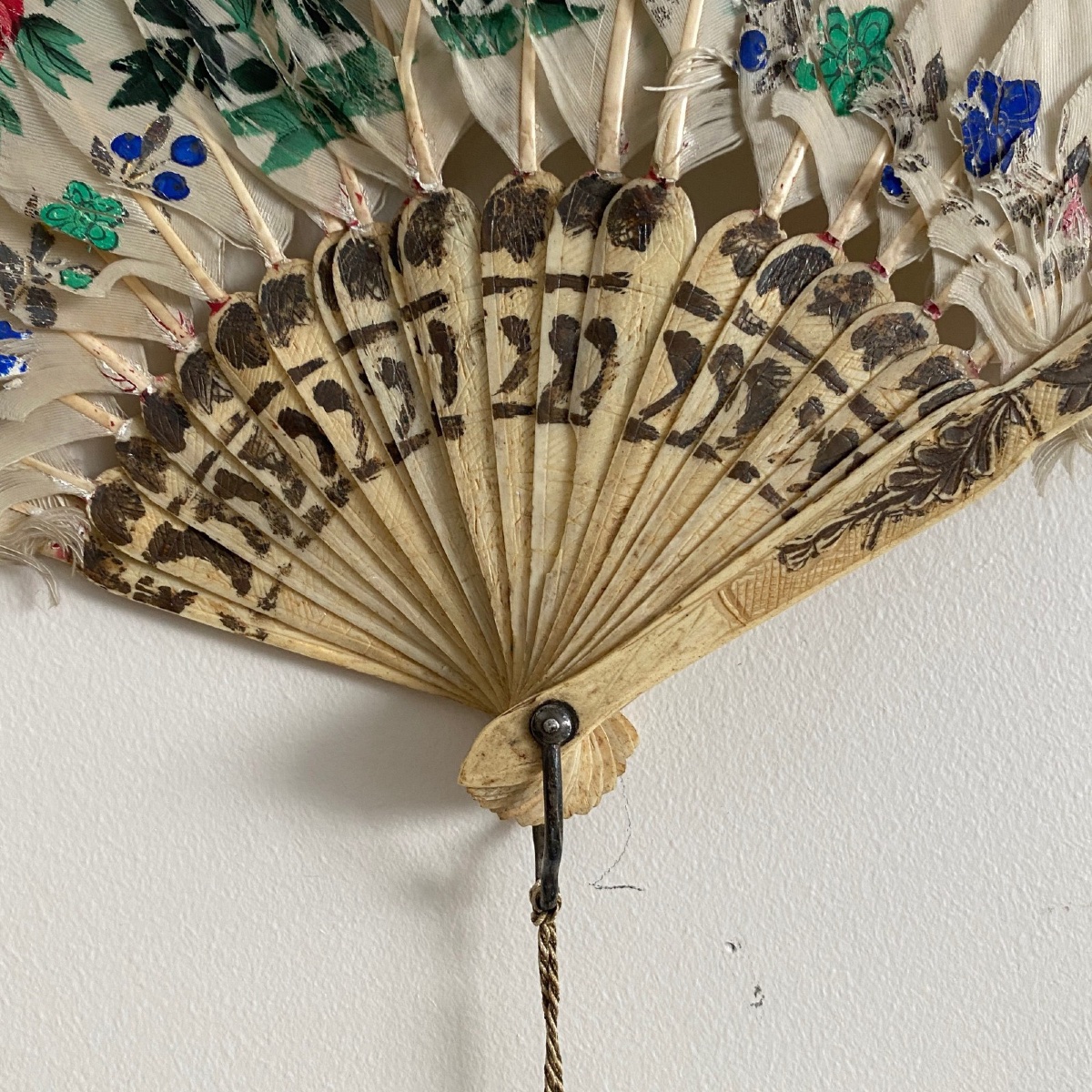 19th-century Fan Made Of Feathers And Embellished With Painted Flowers-photo-3