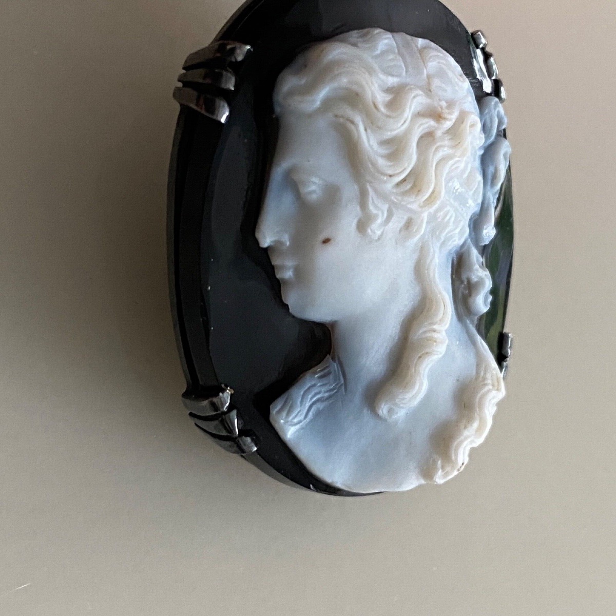 Rare camée profil de femme à l'Antique sur fond noir -photo-2