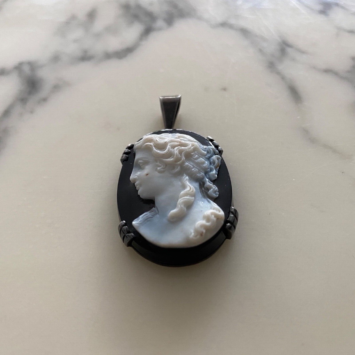 Rare camée profil de femme à l'Antique sur fond noir -photo-1