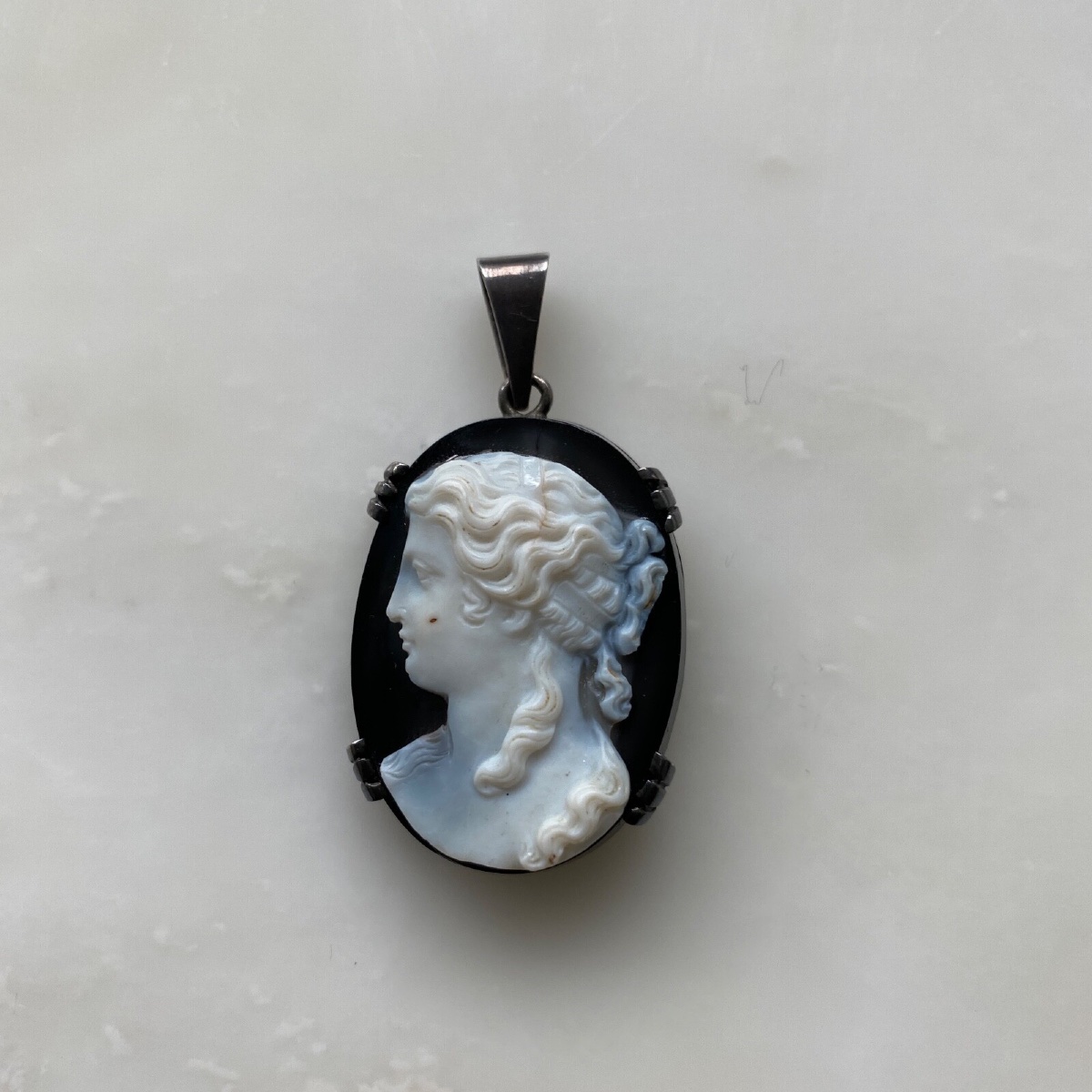 Rare camée profil de femme à l'Antique sur fond noir 