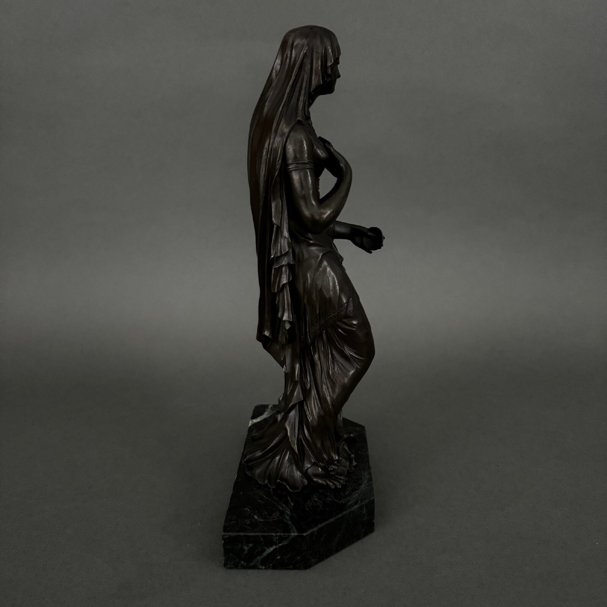 Sculpture en bronze XIXe femme à l'Antique drapée sur socle en marbre -photo-2