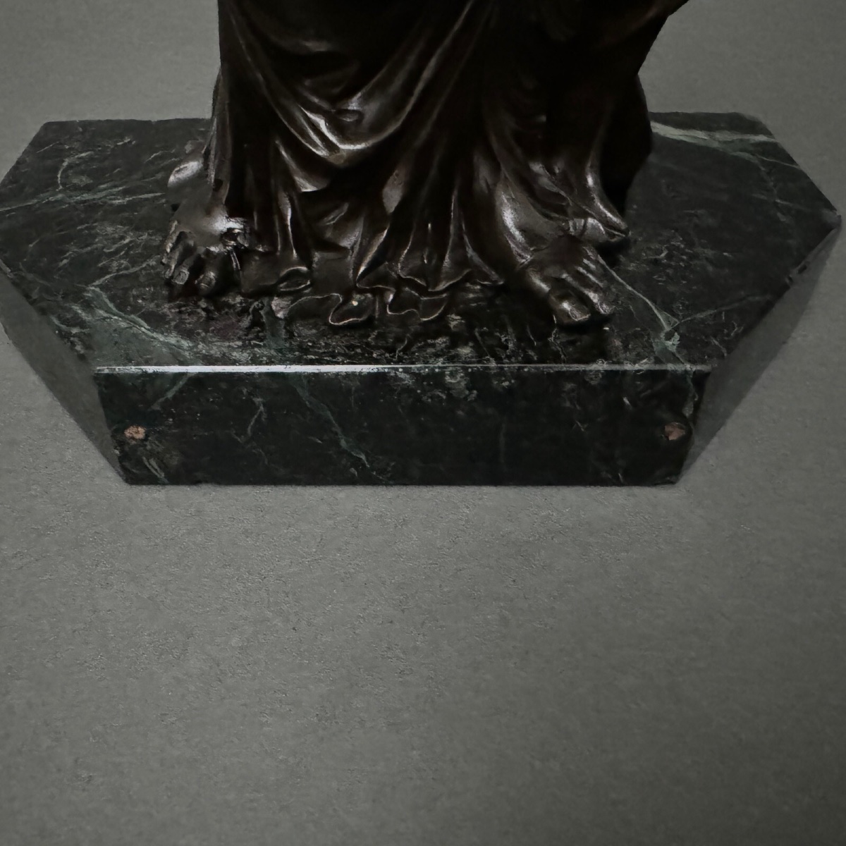 Sculpture en bronze XIXe femme à l'Antique drapée sur socle en marbre -photo-1