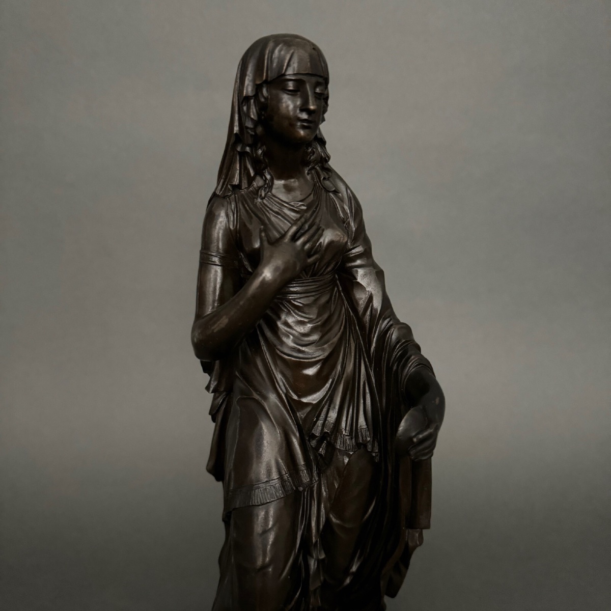 Sculpture en bronze XIXe femme à l'Antique drapée sur socle en marbre -photo-2