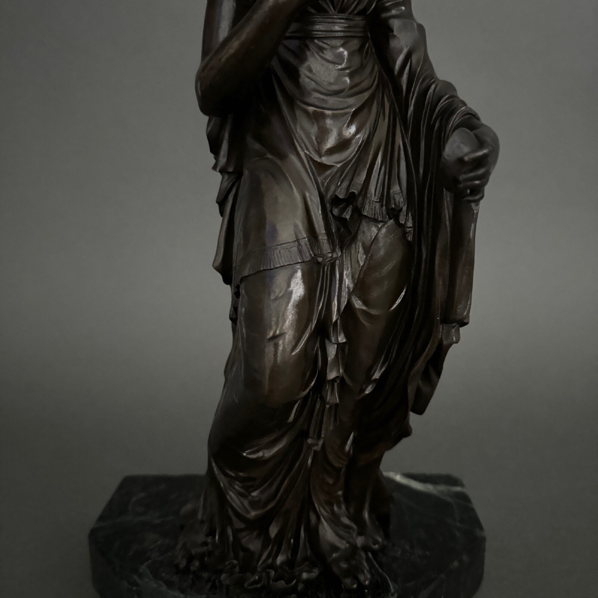 Sculpture en bronze XIXe femme à l'Antique drapée sur socle en marbre -photo-3