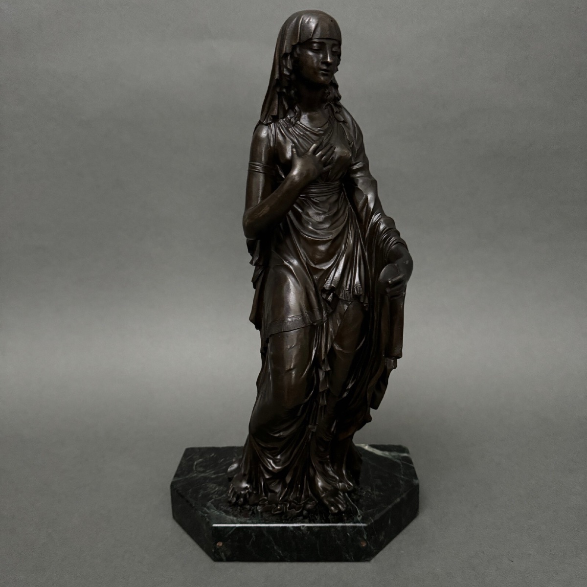 Sculpture en bronze XIXe femme à l'Antique drapée sur socle en marbre 